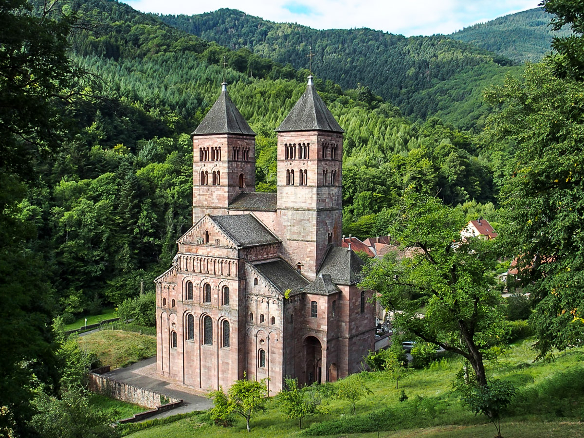 Dans la vallée de Murbach, l'abbatiale Saint-Léger