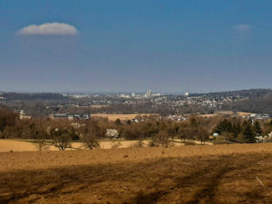 Des hauteurs de Zillisheim, on aperçoit Mulhouse