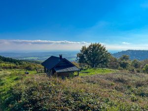 Au-dessus de Rammersmatt, le chalet-abri de Hochburg